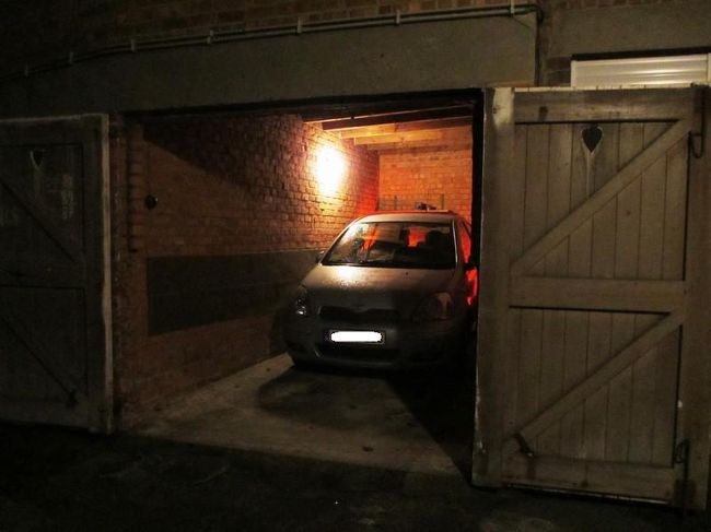 友人宅に到着〜。<br />アパートのガレージです。<br />木の扉が良い感じです^^