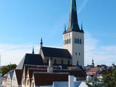 海洋博物館、4ユーロ（タリンカードで無料）がある太っちょマルガレータの塔の屋上からの眺め。
目の前に聖オレフ教会があり圧巻です。
順光の午前中がおススメ。
