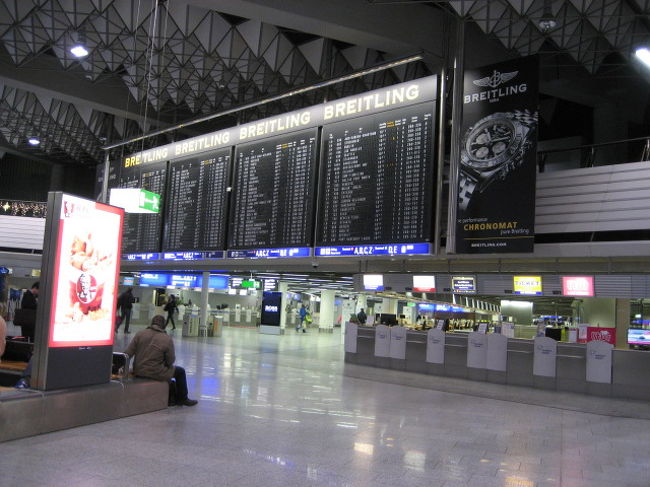 ２０１２年１２月３１日<br /><br />　　岡山発　１９：５５<br />　　羽田着　２１：１５<br /><br /><br />２０１３年１月１日<br /><br />　　羽田発　０１：１０　<br />　　ドイツのフランクフルト着　０５：２５<br /><br /><br />１２時間のフライトでやっとフランクフルトに到着（＾＾）<br /><br />で<br />４時間の待ち（−−）<br /><br />入国審査を受けたあと・・・<br />早朝すぎだけど開いてるお店も少しあってそこを見て見たり、ちょっとダケ外にでてみたり、本を読んだりして過ごしました