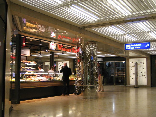 フランクフルト空港内のパン屋さん♪<br /><br />早くからオープンですぅー（＾＾）