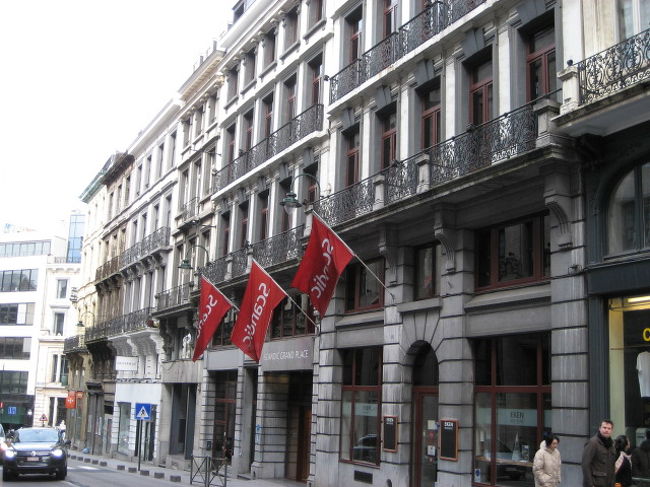 空港から電車に乗ってとりあえずホテルへ・・・<br />　　（７.８ユーロ　　約１１３０円）<br /><br />今回お世話になったのは<br /><br /><br />　　　スカンディック・ホテル<br /><br /><br /><br />セントラル駅から歩いて５分もかからない所にあって立地もGood！<br /><br /><br />まだ時間が早すぎてチェックインできず、とりあえず荷物を預けておでかけです（＾＾）/<br /><br />