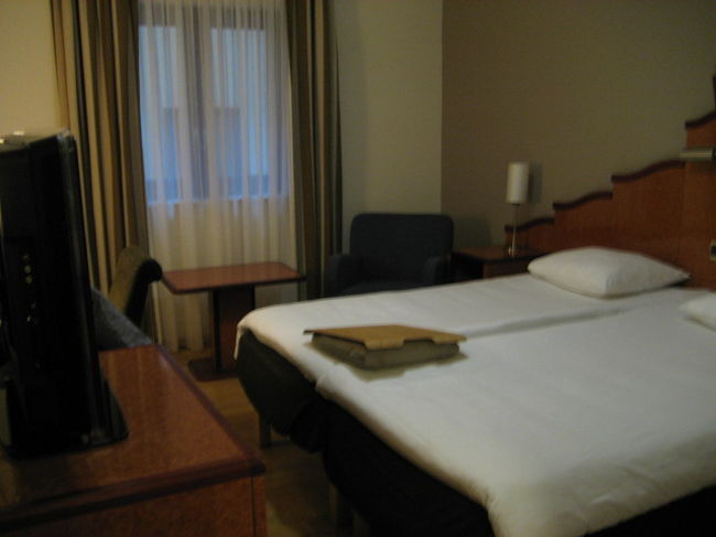 ゲントから帰ってホテルにチェック・イン<br /><br /><br />これが私のお部屋<br /><br /><br />今回はちょっと広めのスーペリアで予約したんだけど私的には”普通”な広さ・・・・（＾＾；）<br /><br />でもリクエストした通りバスタブ付の部屋です<br /><br /><br /><br />でもﾈ（−へ−；）<br />隣の部屋と行き来できる扉がある部屋で隣の声がまる聞こえ（＞＜）<br />５泊中、初日と最後の日の２日だけお隣さんがいてとっても気を使いましたぁー<br /><br />次回ホテルを予約する時の教訓！！<br />　　「隣の部屋と行き来出来る部屋はNG!」