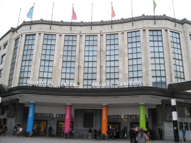 ブリュッセルのセントラル駅にもどって　ゲント　行きのチケットを購入<br /><br />ベルギーって・・・<br />週末や祝日は鉄道の料金が半額になるんですぅ〜<br /><br />ブリュッセルからゲントまでは約４０分　金額は　往復９．６ユーロ（約１４００円）<br />