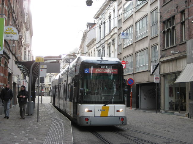 駅を出て左側にある路面電車乗り場から電車に乗ってゲントの中心地へ