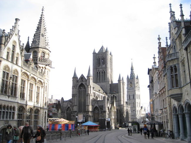 これがゲントの中心<br /><br /><br />残念なことに（　−−）<br />本日元旦、ベルギーも祝日という事でお店は殆ど閉まってますぅー