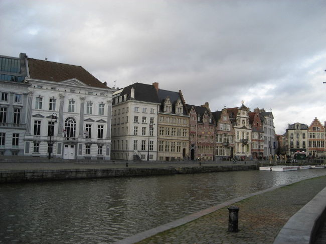 レイエ川の風景<br /><br />昔は港町で、この川沿いには当時の商人達が立派なギルトハウスを沢山立てたらしいです<br /><br />ギルトハウスは奥側にある屋根のとがった建物<br />