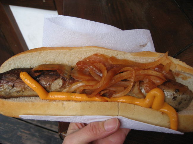 でもなんて注文したらいいのか分からなかったんだけど、近くの人がソレを食べてたからその人のホットドックを指さして<br /><br />「Me too」（＾▽＾）ｱﾊﾊﾊ<br /><br /><br />で<br />無事にベルギーでの初食べ物ゲット！！！<br /><br /><br />ソーセージも美味しいけどパンがむっちゃ美味しいぃぃぃ〜〜<br />皮はパリっとしてて中は柔かくて・・・<br />大満足です（＃＾＾＃）<br /><br />４.５ユーロくらい　（約650円）