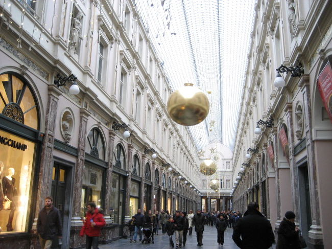 部屋に荷物を置いてまたまたおでかけ<br /><br />ホテルから歩いて２分くらいで　ギャルリー・サン・チュベール　に到着<br /><br />カフェやお土産物屋さん、ブランド・ショップ、チョコレート屋さんと色々あるショッピング・アーケード<br />１８４７年完成でヨーロッパで最も古いギャルリーの１つだそうです<br /><br /><br />元旦だから閉まっているお店もあるし、人通りも少ない