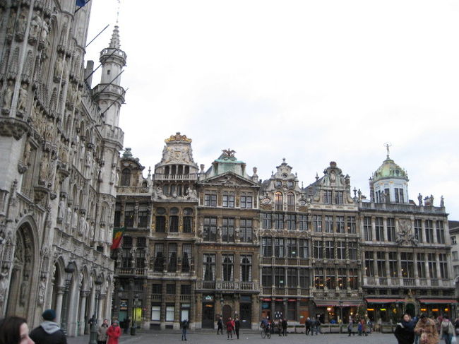 これは西側のギルトハウス<br /><br />右側から<br /><br />　　パン屋同業組合<br />　　油商同業組合<br />　　高級指物師、樽屋同業組合<br />　　射手同業組合<br />　　船頭同業組合<br />　　小間物商同業組合<br /><br />らしいです