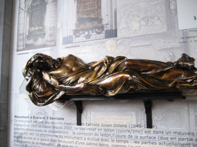 元旦に初詣に行けないってコトで<br /><br />グランプラスにある　セルクラー像　の左手をなでなで<br /><br /><br />セルクラーは１３８８年に暗殺された町の英雄でこの像の左腕をなでると幸運をもたらす・・・・ﾗｼｲ<br /><br />ずっと色んな人が撫でたり写真を撮ったりしてます<br />