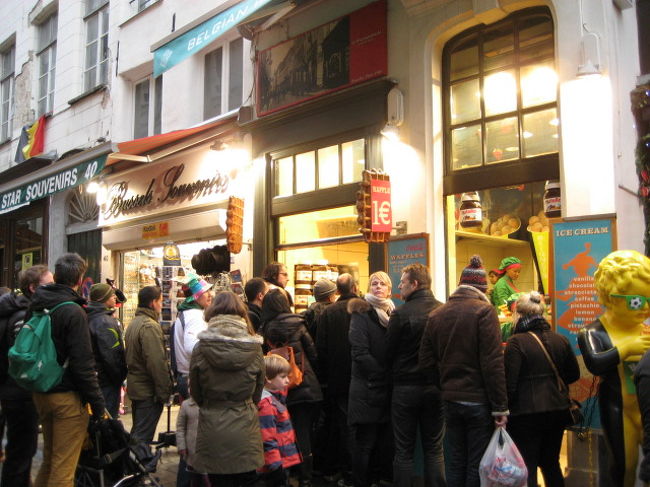 おぉぉぉ！！<br /><br />人だかりだぁーーーー<br /><br />ワッフル屋さんですねぇ〜（＾＾）