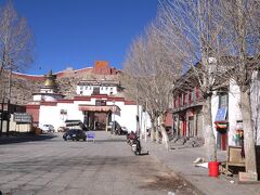 白居寺（パンコルチョーデ）へ。
ホテルから歩いて行くことになった。

