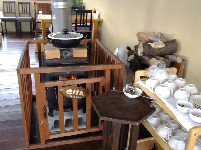 奥に進むと暖をとるためなのかストーブが