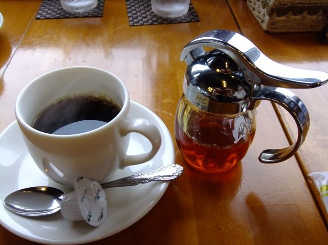 ランチのコーヒーは最後にしてもらいました。一緒に写って入るのはホットコーヒーに合う蜂蜜です。お料理もコーヒーも美味しくいただきました。（１０：００〜１７：３０　食事は１１：００〜１４：３０）　