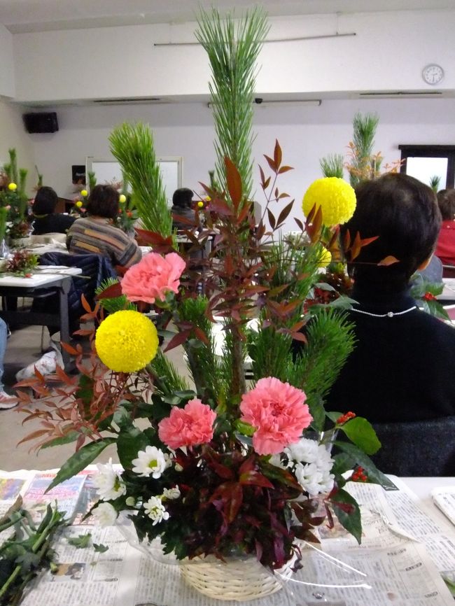 まず始めに松を立てます　左手少し前かがみにすっきりと凛々しく松を立てそして次にこちら側にも松を入れてまいります〜それから前方・・・<br />あとは〜花の向きが重要なんですが〜〜いかがでしょうか♪