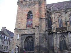 カテドラル(Eglise St-Martin)の時計が丁度正午を示しています。