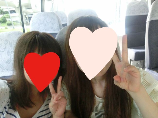 旅の初めからまたトラブル発生！！<br />友人が乗る予定だった空港リムジンバスに乗り遅れたとの連絡が！<br />(またか！←長崎旅行参照…)<br /><br /><br />ま、実は知ってました私。<br />この友人学生時代から登校は授業１分前と決まっていましたから(笑)でも飛行機に１分前に来られても間に合わないので、友人が<br />飛行機に乗ったことない事をいいことに事前に手を打っておきました(^O^)／<br /><br /><br />それは〜<br />「国内線は２時間前に空港についてなあかんで！やから6時○○分発7時半着のバスに乗るんやで！」と。まぁ実際国内線＆繁盛期でないので、8時半に付けば間に合うんですが、１時間サバを読んで伝えたんです(笑)<br /><br />それで到着したのは出発４５分前。<br />やっぱりね(笑)とまぁ無事に到着しまして飛行機にイン♪<br /><br />機内食も出ないし飛行機の写真はありません。<br />なので始まりはレンタカー会社のバスの中からです(*^^)v