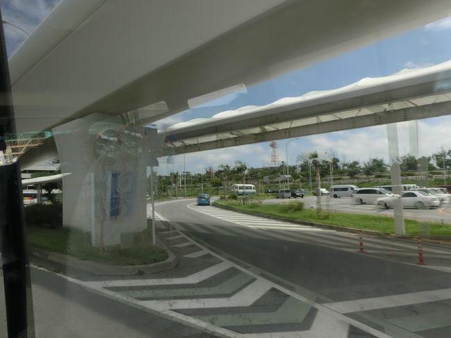 沖縄空港からの風景<br />レンタカーはプランにセットになってた「フジレンタカー」<br />さんにお世話になりました(*^_^*)<br />スタッフさんも丁寧で優しくて良かったです。<br /><br />が、色が灰色…沖縄なのに…<br />赤とか青とか、せめてピンクとか！<br />全体的にあんまり可愛い色ない印象だったので、絶対この色が良い！って方は事前に問い合わせｏｒ他会社を選ぶことをおススメします。