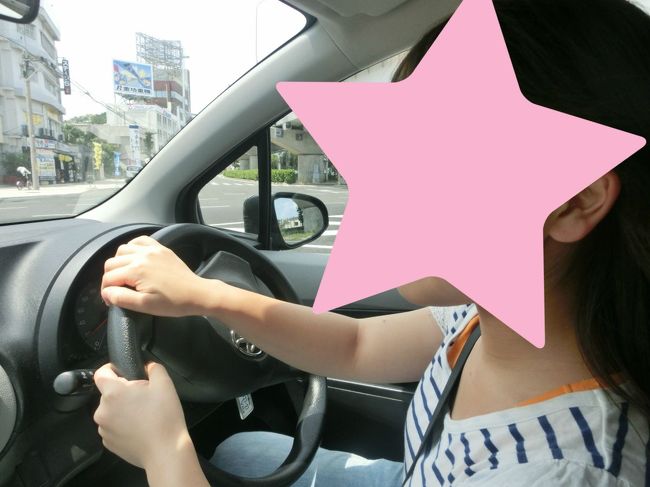 車種は「プリウス」だったかな？<br />運転しやすくて小回りもきいて良かったです♪<br /><br />国際通りへ向かいます<br />駐車場は事前に調べておいた「嘉数駐車場」へ<br />安くてまずまず近いと評判だったので停めさせてもらいましたが…<br />愛想悪い(笑)まぁあついしね(笑)<br /><br />鍵は預けますが車の中に入れっぱなしだったので(たまたま？)<br />若干安全面で不安ありでした(^_^;)<br />スーツケース入れたままだったので(汗)<br />まだ係員が見張ってるならともかく、いない時あります(笑)　