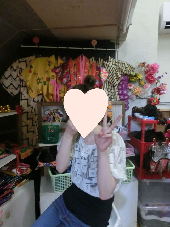 まず頭を適当に結い上げ、つけ毛をし頭になんか飾ってくれます。