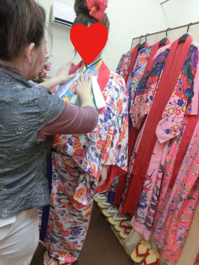 <br />そして好きな色の琉球衣装を選び〜<br />１分ほどで着せてもらえます(*^^)v<br /><br />衣装は写っている倍程度ありました。