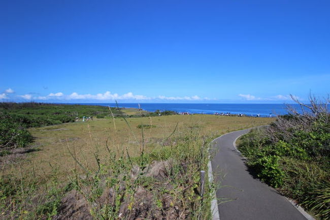 万座毛の由来になってる原っぱです。<br />万座毛＝象さんの岩みたいなイメージがありますが<br />万座毛とは本来「万人が座れるような広い草原」を意味するようです<br /><br />琉球王朝時代、尚敬王が「万人を座するに足る」と賞賛したことが名の由来と言われていますＢｙどっかのサイト