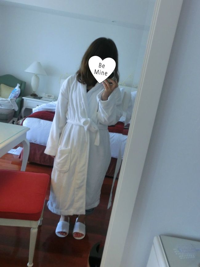 こんなものに縁がない私たち。<br />一応着てみたけど似合わない(^_^;)<br />というかバスローブは右前ＯＫ？<br /><br /><br />この日の晩御飯は「海物語」予定でしたが、<br />１週間後まで予約でいっぱいとのこと。<br />早めに予約をした方が良いかもしれませんね。<br /><br />そのかわりといっちゃ失礼ですが<br />ホテルから５分程度北上したお店で食べましたが、かなり当たり！<br />ここも１時間待ちだったので時間を考えていくか、電話予約しておくことをおススメします(*^^)v予約してれば席が空き次第電話してくれるようです☆<br /><br />お客さんも多かったし、どしゃぶりだったんで写真はなしです。<br />楽しい1日でした〜ありがとう沖縄＆友人Ｙちゃん\(^o^)／