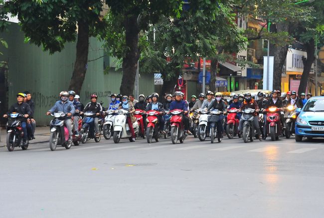 朝のハノイ。出勤時間帯です。<br />物凄い数のバイクです。<br /><br />ハノイの人口は約７００万人。<br />バイクの台数は３００万台以上。<br />人口には乳幼児や自転車にも乗れない高齢者なども含まれているので、<br />バイクの実質的普及率は２人に１台以上と見てよいようです。