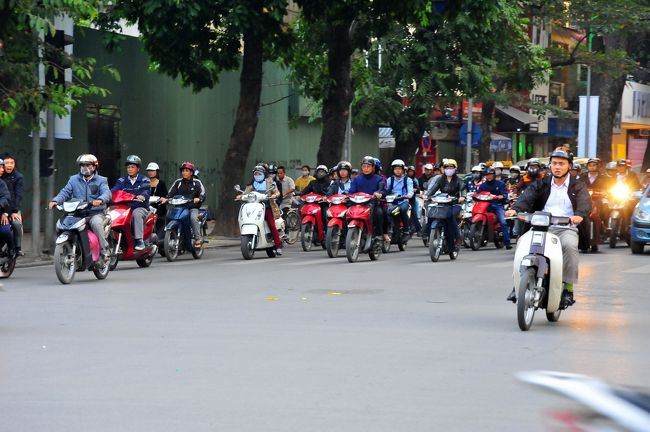 信号が青に変わると、<br />いっせいにスタートします。<br />轟音です！<br />と、突然・・・