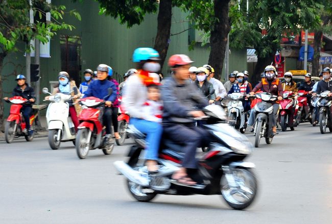 幼児を含む３人乗りのバイクが、<br />信号を無視して交差点に進入！<br /><br />しかし、みな落ち着いています。<br />「普通のこと」のようです。