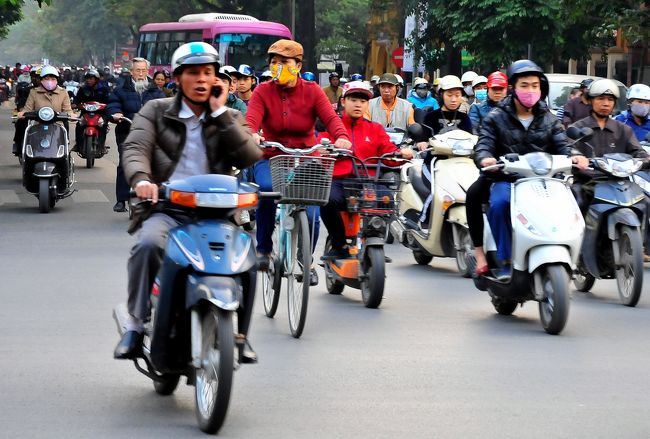 この人はケイタイ片手運転。