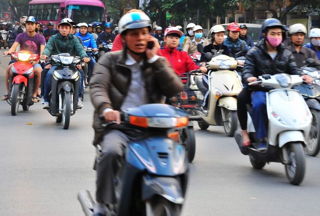 通話どころか、<br />メールか番号を打ちながら乗っている人もいます。