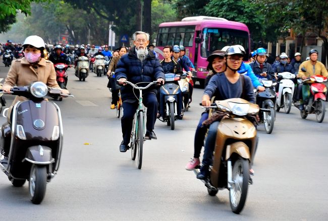 白髪の老人が、バイクに囲まれて、<br />悠然と自転車をこいでいます。