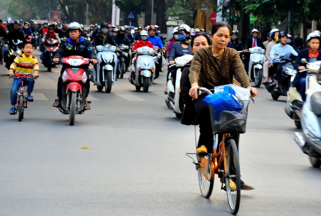 二人乗り自転車と、<br />後ろは７歳位の男の子と、<br />その父親らしきバイクの男性が、<br />併走しています。