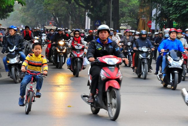 後ろの点灯しているバイクの男性も、<br />ケイタイやっています。