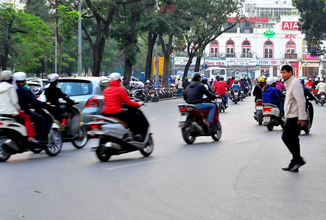 こういう道路を、<br />歩行者が横断するのは大変です。<br /><br />コツは、ゆっくり一定の速度で歩くこと。<br />慣れない外国人は、現地の人の「風下」に立って、<br />同じ動きをすることです。<br />