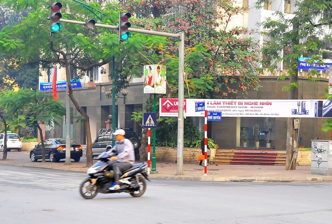 この人は、ノーヘルで信号無視。<br /><br />ベトナムでは５年前から、<br />ヘルメット着用が義務化されています。