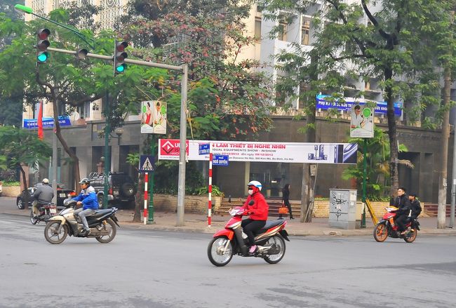 次々、信号無視で交差点に入ってきます。<br /><br />常態です！