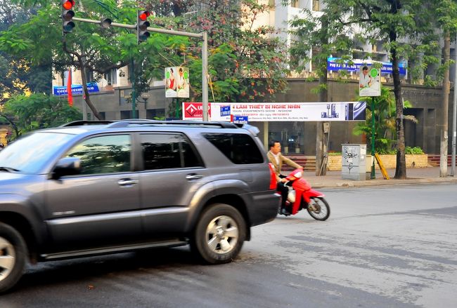 急ハンドルで、<br />車の後ろを突っ切りました。