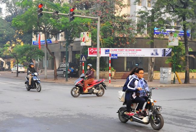 この道路の突き当たりは、<br />ハノイ総合大学です。