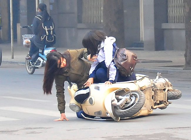 交差点で、信号無視のバイクが、<br />青信号で直進してきたバイクと衝突。<br />