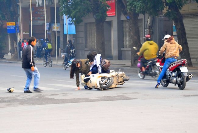 従って、必然的に、当然に、<br />交通事故が多発します。