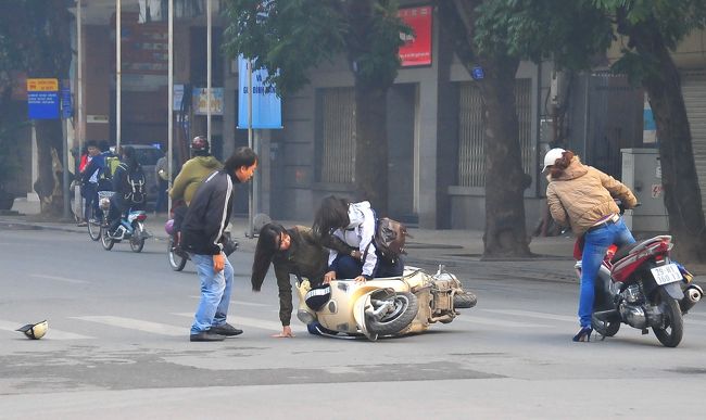 どちらも女性です。<br /><br />一人のヘルメットは、直ぐに飛んで行きました。<br />あご紐していなかった？<br />ヘルメット格好だけですね。