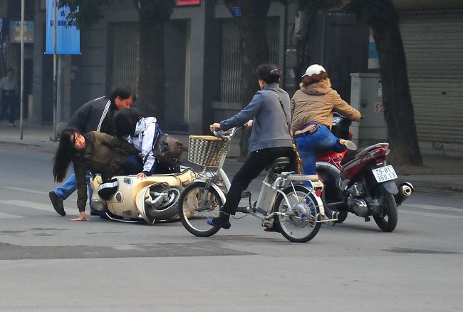通りがかりの数人が救護。