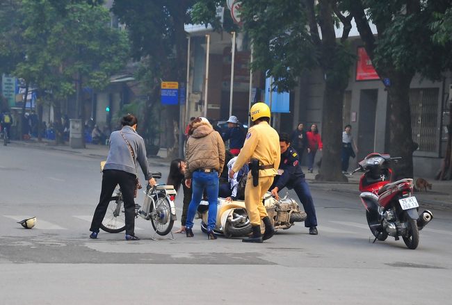 たまたま近くにいた警官も来ました。<br />