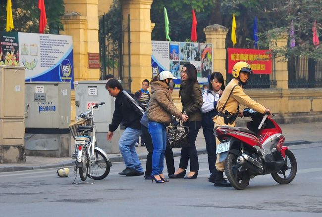 髪の長い方の女性は痛そうです。<br />顔をしかめています。<br /><br />でも何とか歩けます。