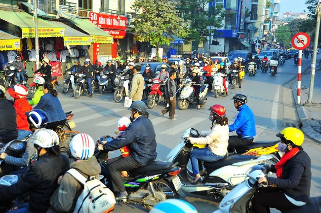 歩行者は、バイクに囲まれている状態です。