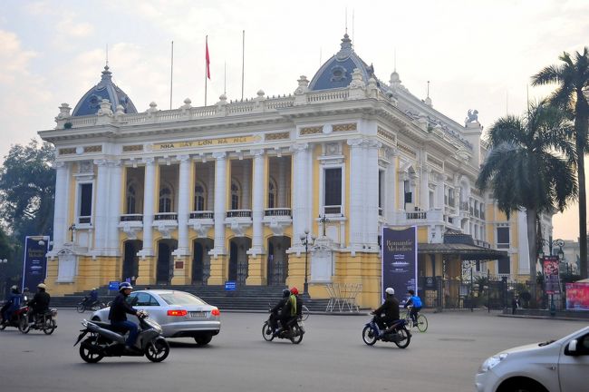 国立銀行や、ヒルトンホテルのある、<br />大きなロータリーに面しています。<br /><br />