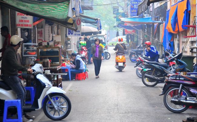 このような路地を、<br />よく見かけます。<br />一種の「飲食店街」