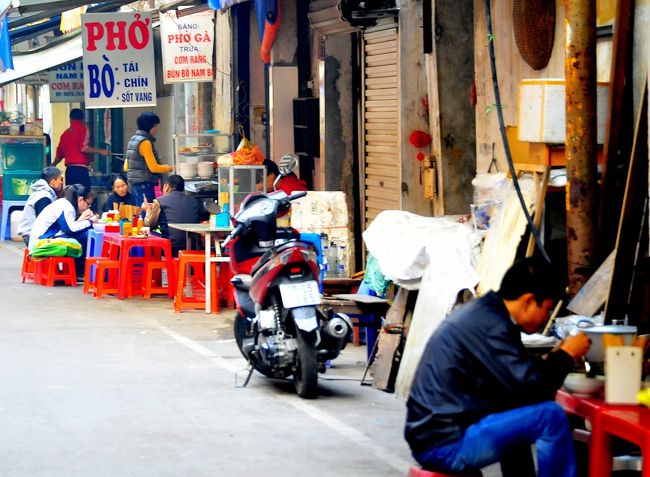 例外なく風呂場のような低い椅子です。<br />腰に悪いです。